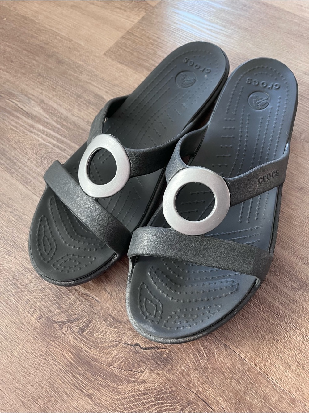 Crocs Women's 10 Sanrah Metal Circle Sandal Wedge Comfort Slides Athleisure